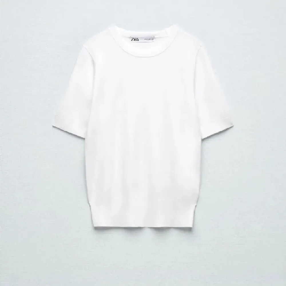 En perfekt stickad trekvartsarmad tröja från Zara. Knappt använd och har inga defekter! Har ingen användning till den och därmed kan priset diskuteras vid snabb affär! . T-shirts.