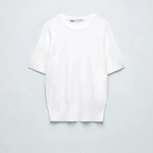 Vit baströja - En perfekt stickad trekvartsarmad tröja från Zara. Knappt använd och har inga defekter! Har ingen användning till den och därmed kan priset diskuteras vid snabb affär! 