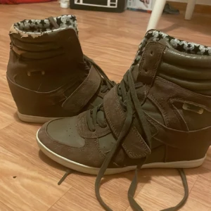 Kilklackskor  - Säljer mina skor med kilklack då jag inte använder dem, ena skon har materialet lossnat så säljer dem för 65kr + frakt ( pris kan diskuteras) andra skon är det inget fel på men lite slita