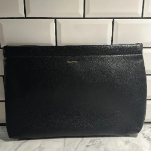 Bershka kuvertväska - Ca 37x26 cm, öppnas med ”hårda kanter” (se sista bilden) så det är smidigt! I superfint skick då den aldrig är använd. 