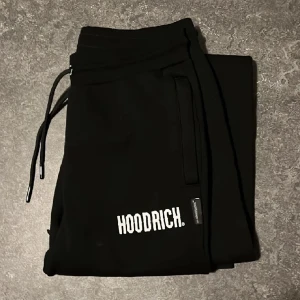 Hoodrich  - Jag säljer ett par oanvända hoodrich byxor dem är i jätte bra Skick. (Priset kan diskuteras) 