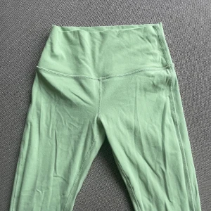 Lululemon trikoot - Pari kertaa käytetyt lululemonin trikoot koosta en ole varma mutta noin xs-m ovh 120€