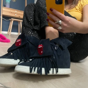 Fransskor😋😋 - Sååå coola fransskor med lite klack! Mörkblåa med as coola detaljer😍storlek 40 men passar mig som har 38/39 super!