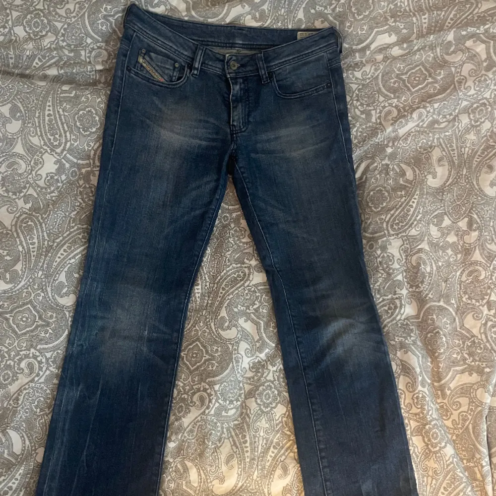 Lågmidjade diesel jeans köpte på secondhand för drygt 3 år sedan men bara använda ca 4 gånger då dom blivit för små.. Jeans & Byxor.