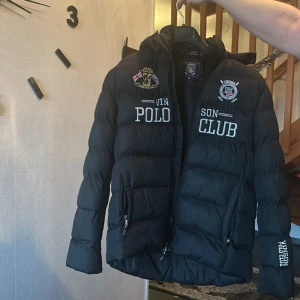 Fin vinterjacka  - Fin jacka i fint skick o knappt använd 