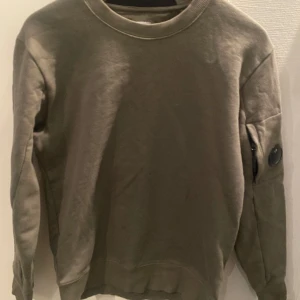 Cp company sweatshirt  - Snygg och stilren cp company tröja, skick 9/10 då ja bara användt den ett par gånger. Säljer pågrund av att den för liten. Hör av dig om minsta fundering!