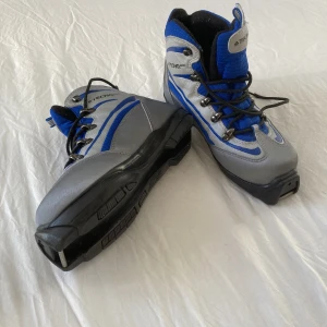 Skidbjäxor  - Skidpjäxor, med snörning, märke Techno Pro, använda några ggr, inga skador