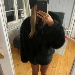 Svart päls liknande jacka  - Jättefin päls liknande jacka, köpt den här på plick❤️