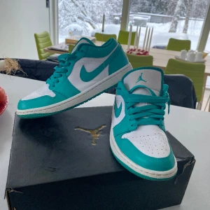 AIR JORDAN LOW  - Air Jordan Low. Nypris: 1300kr. Använda Max 3 gånger. I nyskick. 