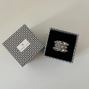 Edblad ring  - Säljer min populära ring från Edblad! Sparsamt använd utan defekter! Storlek M (17,5). Nypris 400kr. 💕
