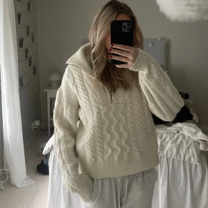 Stickad tröja - Jätte mysig tröja från bikbok med dragkedja