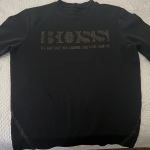 Boss sweatshirt - Varan har storlek S och den ser som ny ut. Den är använd men inte sliten eller blek.