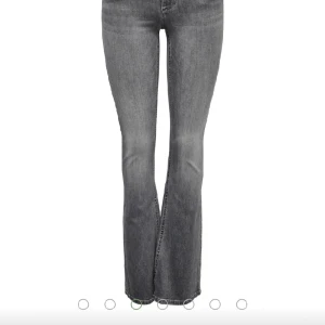 Grå bootcut jenas  - Lågmidjade bootcut Jeans!  🆘Obs! bild tre är samma modell, bara en annan färg🆘 Är bra i längden på mig som är 176cm