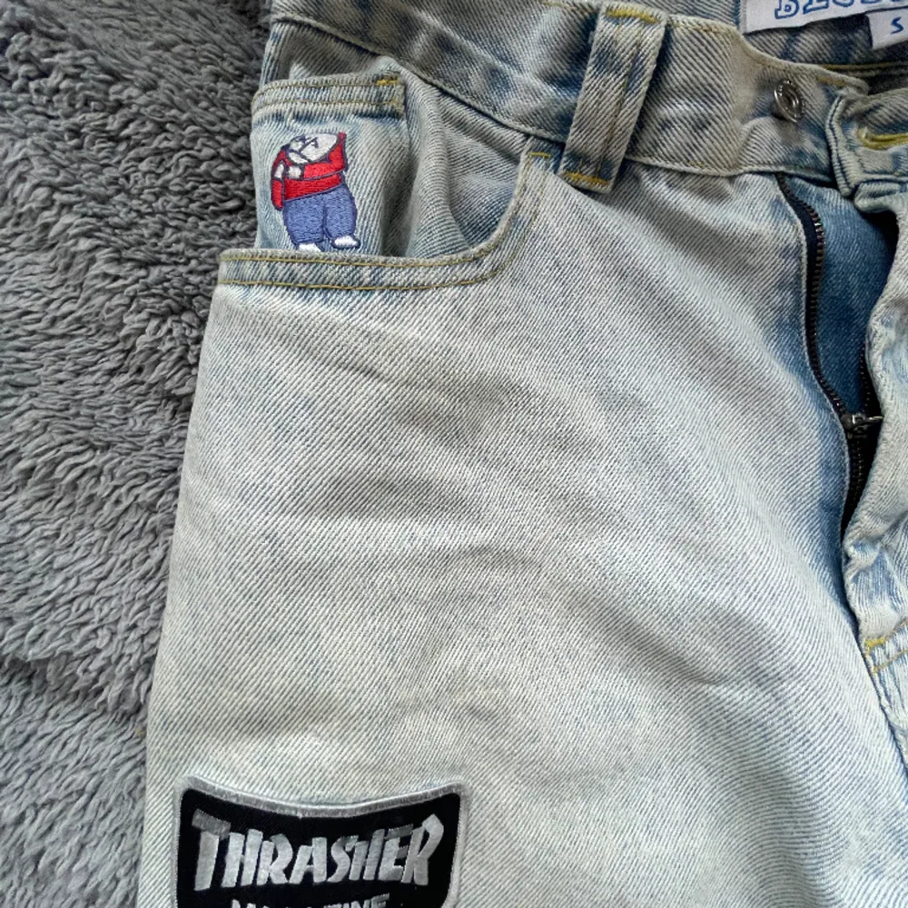 Tunga big boys med karaktär. Uppsydda ca 4cm. Passar mig som är 180 perfekt. Lagade på högerben. . Farkut & Housut.