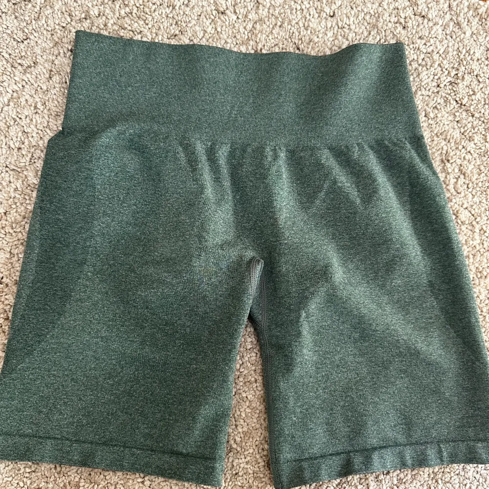 Säljer dessa super snygga nvgtn shorts som är helt oanvända men ett impulsköp. Storlek M och nypris 425kr  Modell: Contour seamless  Färg: Forrest green. Shorts.
