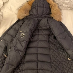 Rock and Blue jacka - Jag säljer min rock and blue jacka då den inte kommer till användning längre. St 36 äkta päls. Köpt för ungefär 6000kr  kan tänkas gå ner till 850kr vid snabb affär. det är ett litet hål i innerfickan men går att sy. kontakta mig vid fler bilder❤️