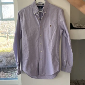 Ralph lauren skjorta  - Snygg Ralph lauren skjorta i nyskick, 10/10 använd 1 gång, nypris 1500, modell ca 1,77, blå/syrenlila