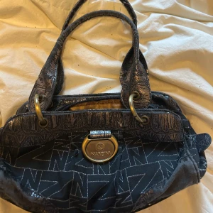 Handväska  - Super söt väska som passar bra när man ska ut! Har tappat i skinnet underifrån å på handtagen men ser fortfarande väldigt fin ut 🖤Kanterna på väskan har lite defekter men ser som sagt fortfarnade väldigt fin ut