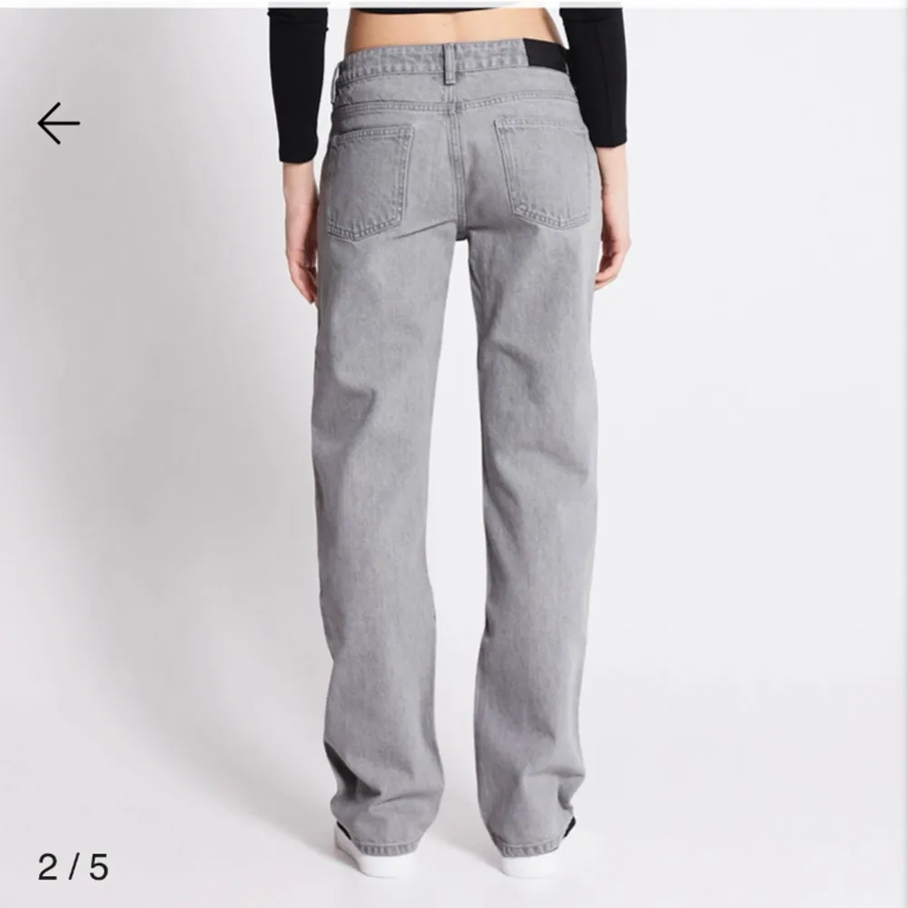 Säljer mina snygga gråa jeans från Lager 157. De har använts några gånger men är i väldigt fint skick! De står att de ska vara low waist men skulle mer säga att de är mid waist. Nypris var 400kr. Kan självklart ta egna bilder, bara att fråga efter!🫶🏻 . Jeans & Byxor.