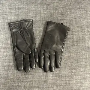 Hej, säljer dessa svarta läder handskar från Ströms. / Fick som julklapp men var en storlek för stora för mig. / Nyppris är på 799kr. /  Säljer för 449 kr. / Använda extremt lite så bra skick / Storlek 10