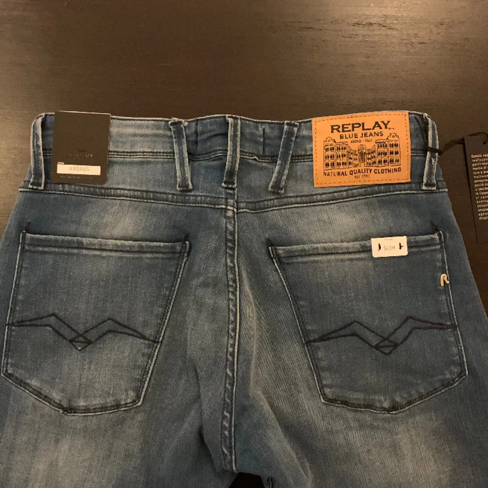 Helt nya jeans från replay! De är aldrig använda och är i storlek 29/34 med alla tags kvar. Nypris ligger runt 1700 och de sitter slim fit. Jeans & Byxor.