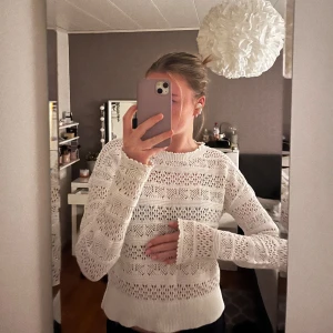 Stickad topp - Superfin tröja som inte kommer till användning längre, använd få gånger  Sitter som S/M Nypris 599kr