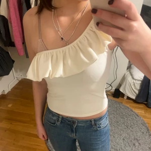 Sommar topp! - Superfin sommartopp!! Den är lite off white i färgen💕