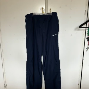 Nike byxor - Nike byxor i storlek Large. Köpare står för frakt.
