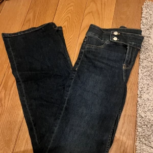 Jeans - Jeans med låg midja och coolt ”inbyggt” skärp! Använd en gång! Jättesnygga i längden och i midjan. Köpta för 300 