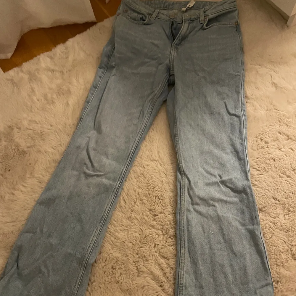 Mid waisted jeans från weekday i storlek 24/32 modellen SWAY. Ljusblå bootcut jeans använda fåtal gånger.🩵🩵✨. Jeans & Byxor.
