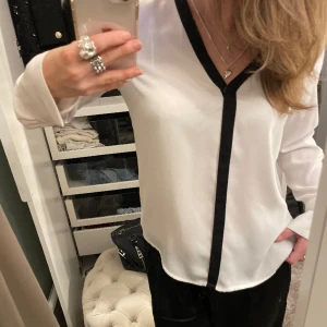 Snygg blus❣️ - Superfin men kommer ej till användning ❣️