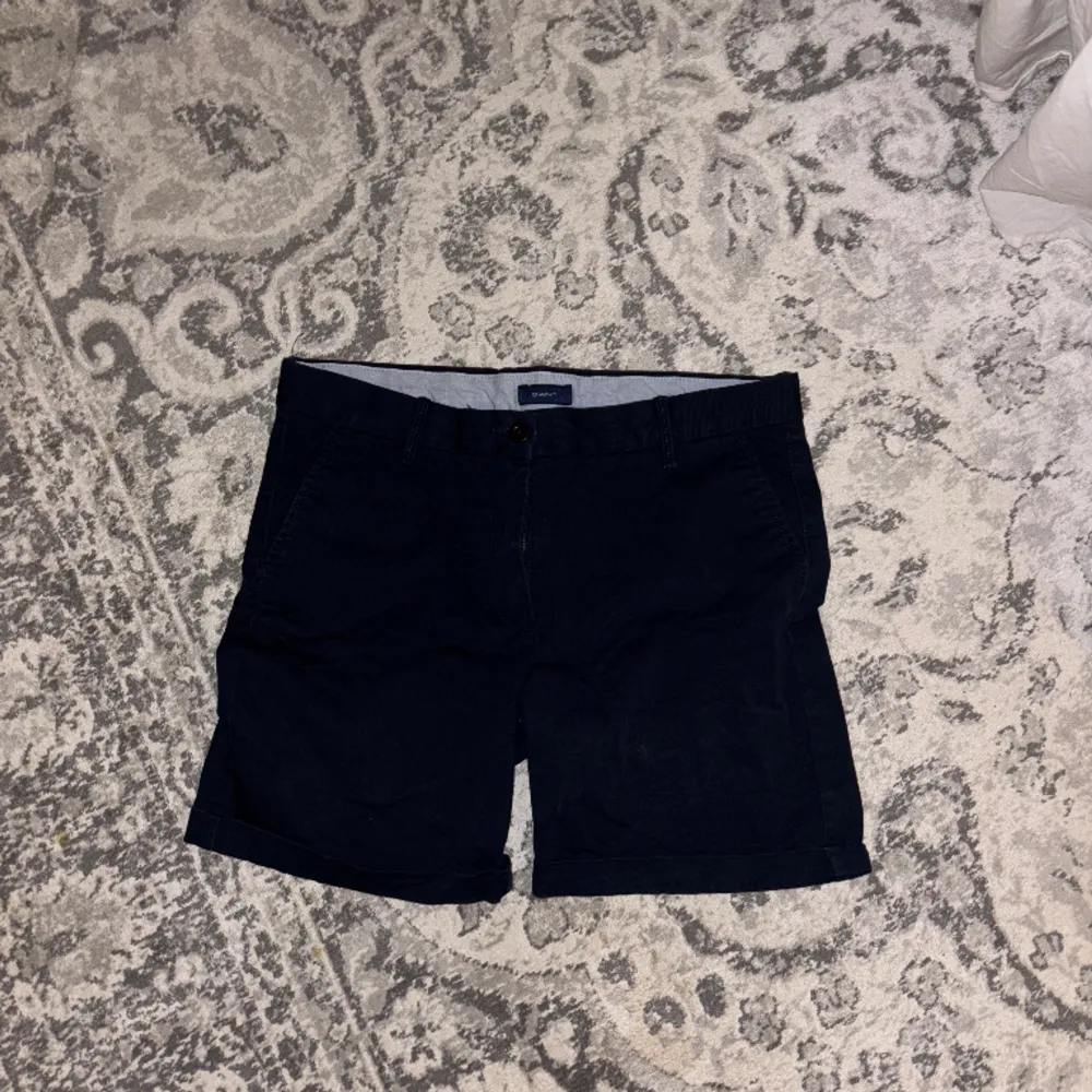 Mörkblå Chios shorts Mycket fint skick Andvända en sommar Storlek 170 (15 år). Shorts.
