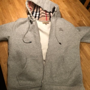 Burberry zip hoodie - Säljer nu min skit schyssta burberry hoodie. Storlek L men passar även M. Skicket är 10/10 och tröjan har inga defekter. Kan mötas upp men även frakta om de skulle behövas. 