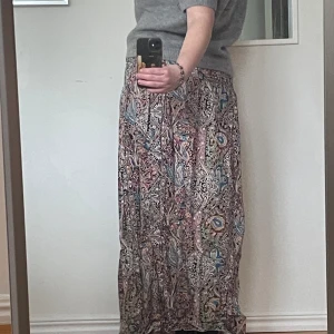 långkjol - mönstrad långkjol i tunnt material, superfin till sommaren. stretch upptill. går även att använda som bandeau-klänning