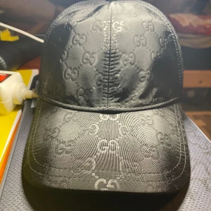 Gucci nylon keps - Gucci gg nylon baseball cap black För fler bilder så skriv privat, storlek M. Kepsen är i riktigt bra skick.