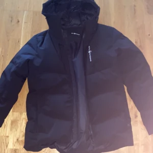 Sail Racing Jacka  - Köpt från Johnells för 4000kr. Skicket är densamma som ny. Pris kan diskuteras och skriv gärna vid funderaringar.