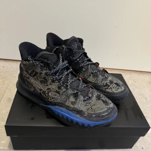 Kyrie 7 - Kyrie 7, nästan oanvända och i bra skick