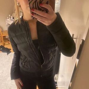 Jacka - Perfekt till våren. Strl XS. Bra skick inga synliga defekter. Svart. Från hunkydory