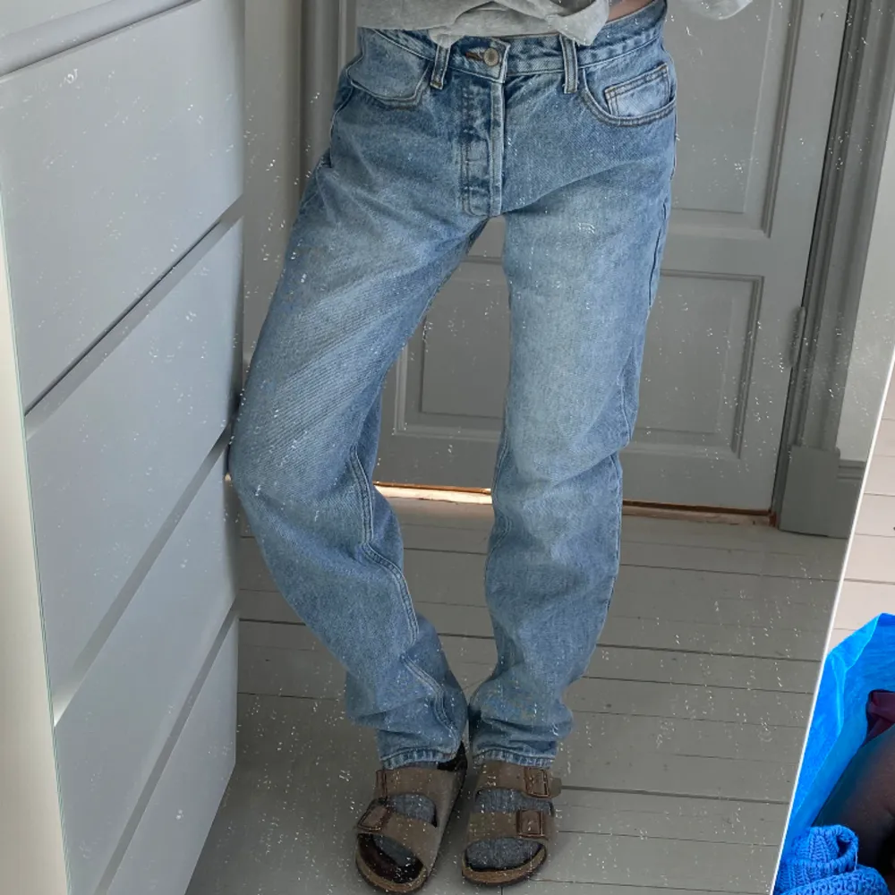 Brandy Melville cowboy jeans, inga bakfickor.  Använda 1-2 gånger, perfekt skick . Jeans & Byxor.