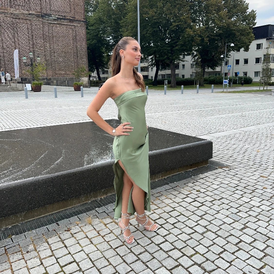 Oliv grön klänning med slits  - 91