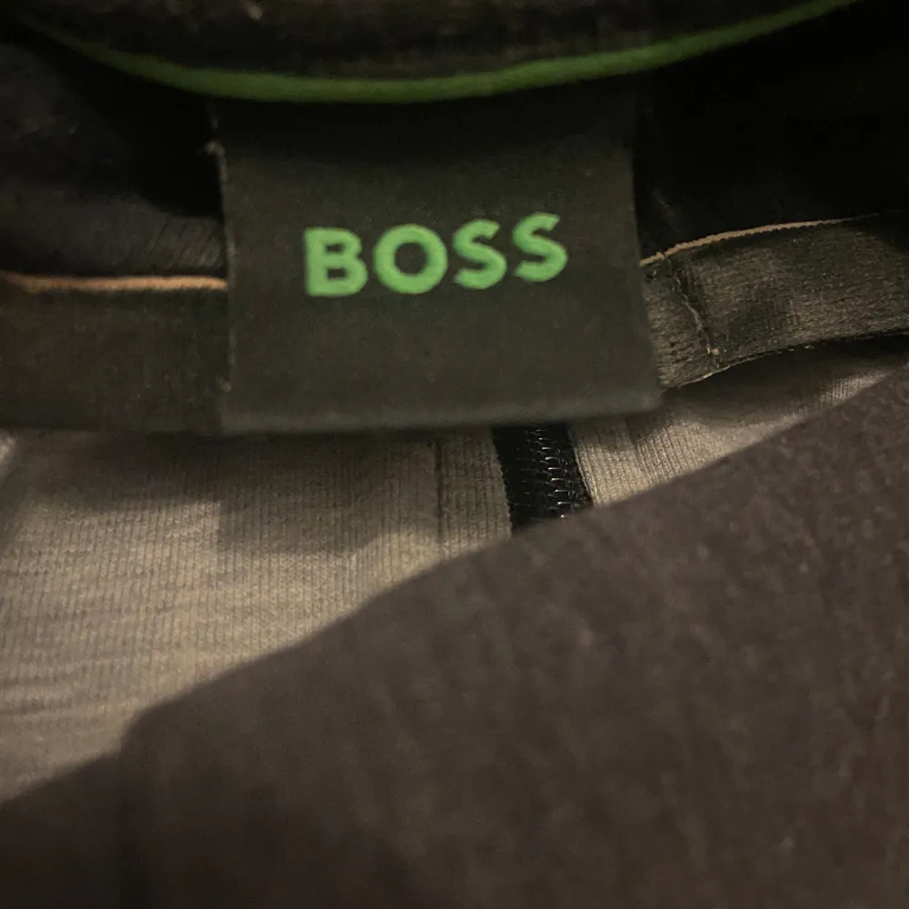 Hugo Boss zip hoodie, köpt i Urban Modern på Väla. Nypris: 2100. Hoodies.