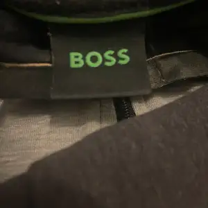Hugo Boss zip hoodie, köpt i Urban Modern på Väla. Nypris: 2100