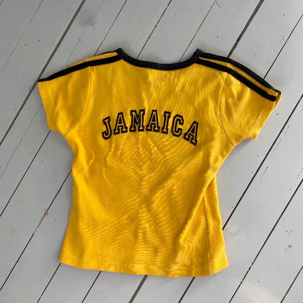 Jamaica baby-tee. Använd få gånger, nyskick.. T-shirts.