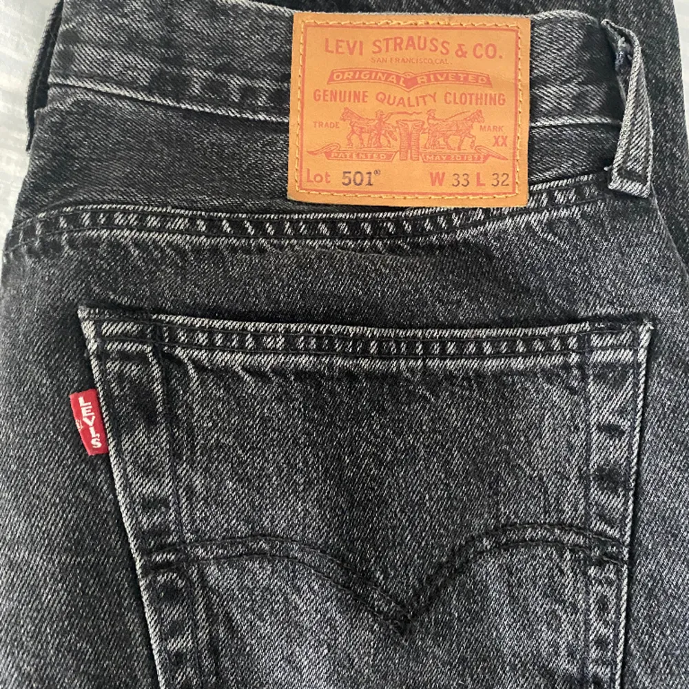 Hjälper min bror att sälja lite!  Levi’s 501 Jeans i storlek W33 L32, dessa är i nyskick och säljes pga att han växer och inte hann få användning för dem. Nypris 1099, säljes för 275kr! . Jeans & Byxor.