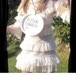 By Malina klänning - Bymalina klänning i Xs. Den är köpt här på Plick och endast använd en gång av henne. Jag har aldrig använt den, skulle ha den på studenten men har hittat en annan. Den är uppsydd nertill av en skräddare. nypris: 2800 kr. Bilden är från förra ägaren.