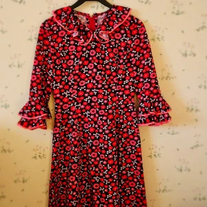 Flower power klänning  - Röd retro klänning med blommor. Tror den är hemsydd. Från loppis. St 36. St 38. S. Medium. Mjuk. Sval. 60kr. Ej frakt. Möts i gbg. Malmö. 