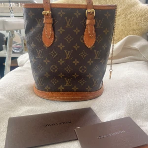 Petit bucket  - Finns att hämta i Gullmarsplan  