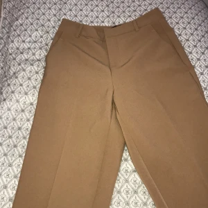 Kostymbyxor  - Ett par otroligt fina kostymbyxor från Gina, i strl xs. Helt oanvända med prislapp!  