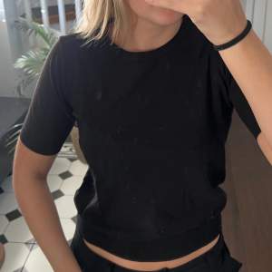 Svart, stickad t-shirt från H&M i storlek Small. Säljer då den inte längre kommer till användning. Köparen står för frakten.