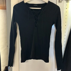 Långärmad tröja - Fin långärmad tröja med snörning